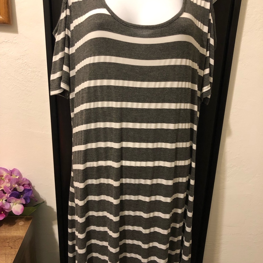 Maxi dress with cold sleeves